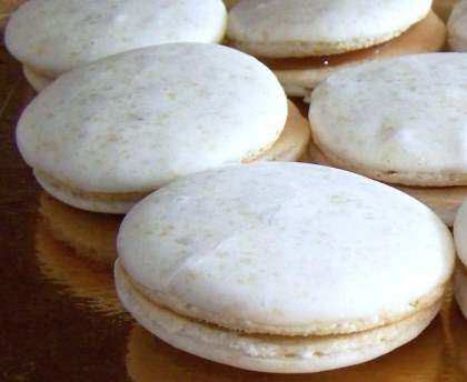 Macarons pignons de pin et confiture de lait