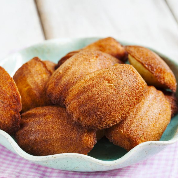 Madeleines au miel, chèvre et muscade