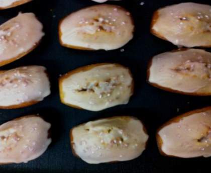 Madeleines au pralin et son glaçage rose