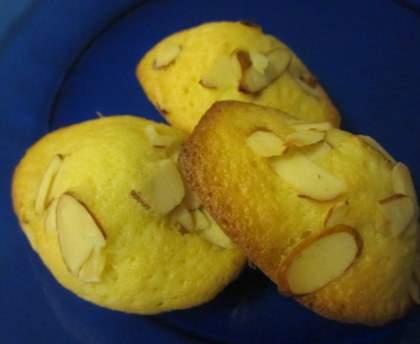 Madeleines au Ricoré et amandes effilées