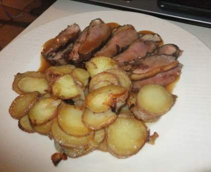 Magret de canard au miel, pomme de terre et oignon à l'ail