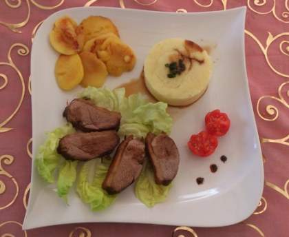 Magret de canard au miel, sauce soja et pommes