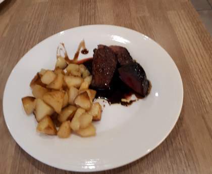 magret de canard aux épices avec duo de pommes sautées
