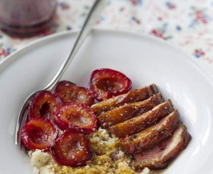 Magret de canard aux prunes rouges