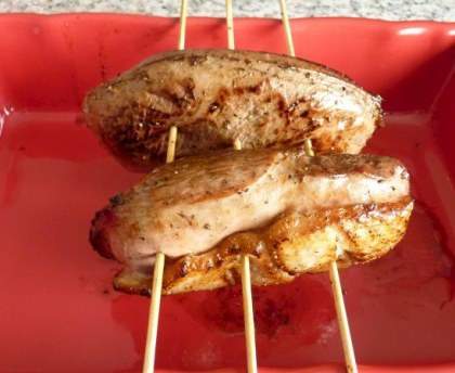 Magret de canard entier cuit sur des brochettes