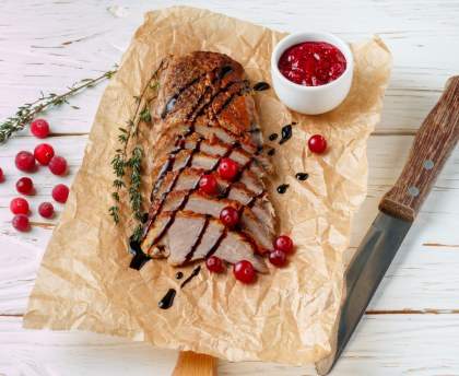 Magret de canard rôti au thym et aux canneberges, sauce balsamique