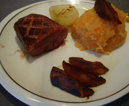 Magret de canard rôti et laqué au miel, purée de carottes