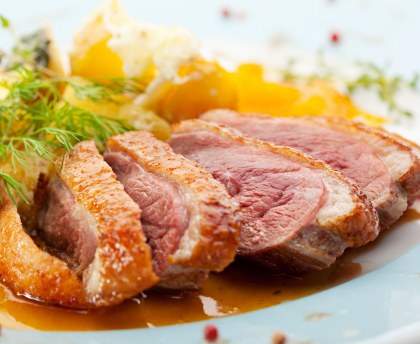 Magrets de canard aux pommes et oignons confits