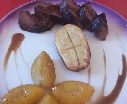 Magrets de canard et pêches rôties