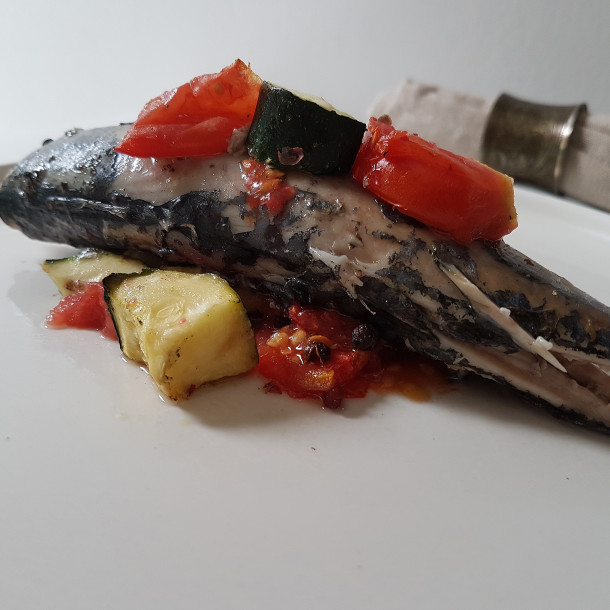 Maquereau au poivre du timut, tomate et courgette