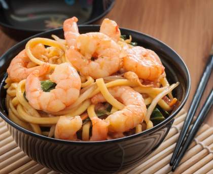 méli mélo de crevettes au miel et nouilles sautées