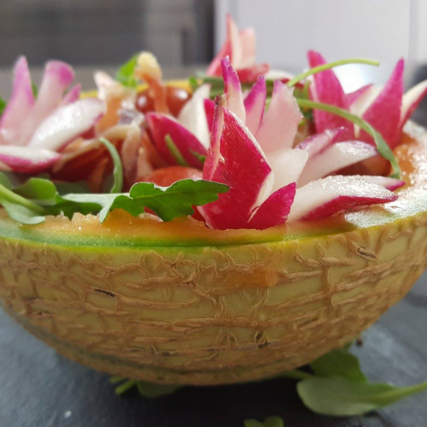Melon garni aux tomates cerises, aux radis et à la mozzarella