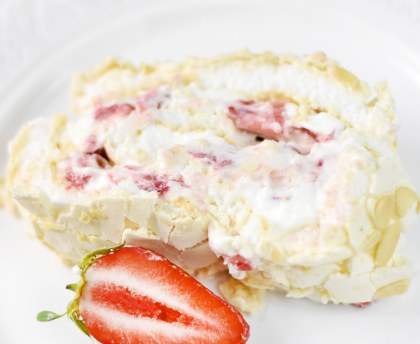 Meringue roulée aux fraises et aux amandes