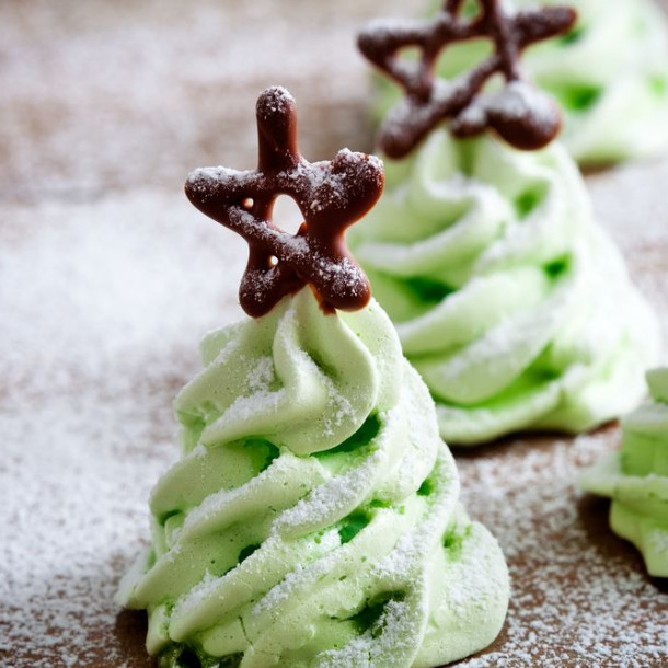 Meringues sapins à la pistache