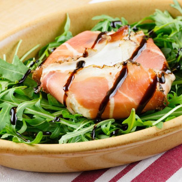Mesclun et fromage de chèvre au bacon 