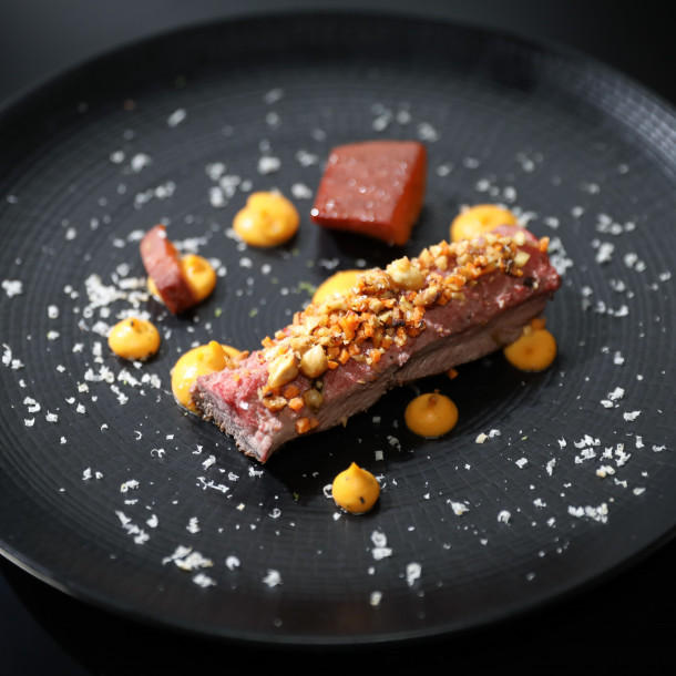 Mijoté de chevreuil, patate douce aux noisettes et Porto, jus corsé au Cognac