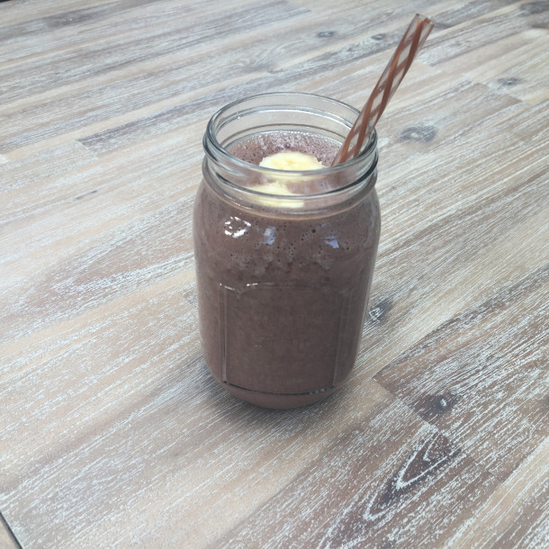 Milkshake au lait de soja chocolaté et à la banane