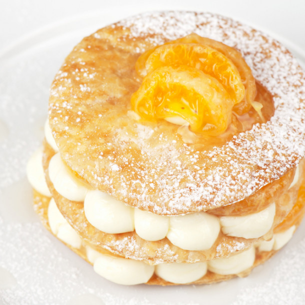 Mille feuilles craquant d’abricots caramélisés à la badiane