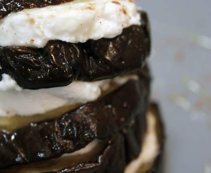 Mille-feuilles d'aubergine au chèvre et miel épicé