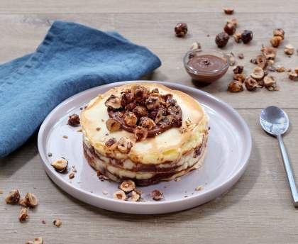 Mille-feuilles de crêpes au Nutella ® , crème à la vanille et noisettes caramélisées