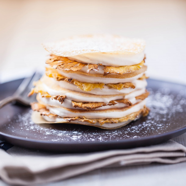 Mille-feuilles plume à l’ananas et chantilly caramel au beurre salé