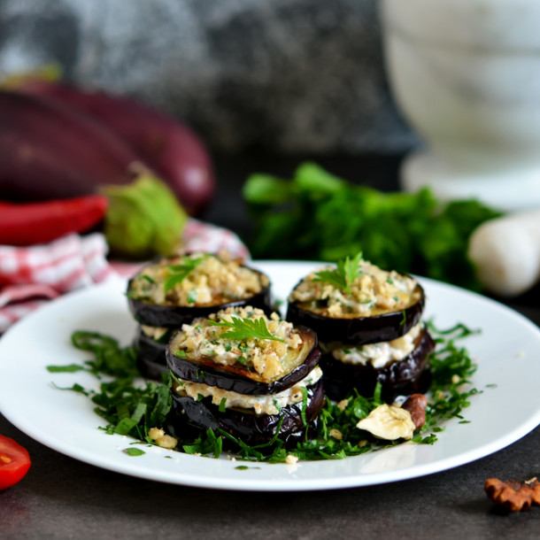 Millefeuille d'aubergines, poivron, féta et pignon de pin