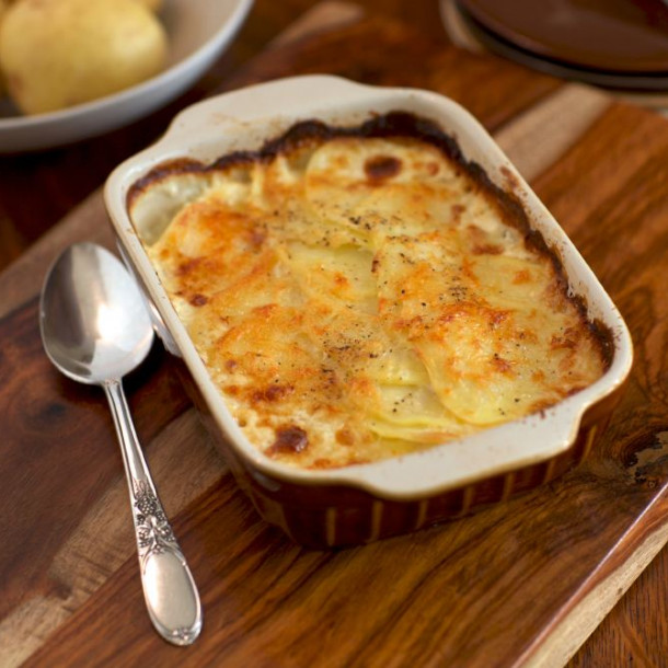 Millefeuille de pommes de terre au chèvre et au bacon gratiné