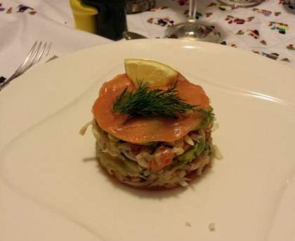 Millefeuille de saumon fumé aux pommes vertes et surimi