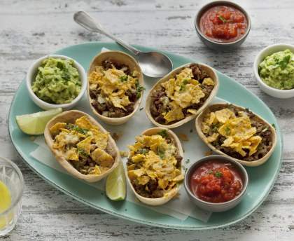 Mini Barquitas de bœuf haché, oignons, cheddar et tortilla chips gratinées