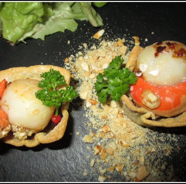 Mini bouchée "Amuse-bouche" à la noix de st jacques, crème de tomates séchées et oignons caramélisés
