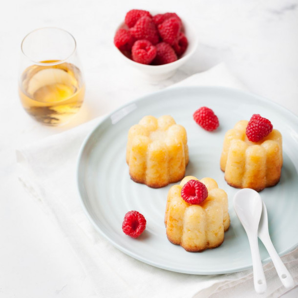 Mini cannelés à la vanille et aux framboises