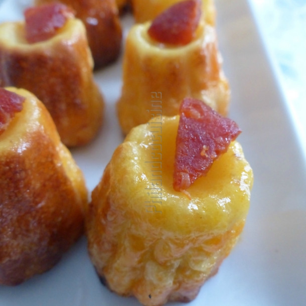 Mini cannelés au chorizo et au gruyère râpé
