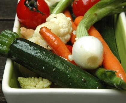 Mini-légumes marinés à l'huile d'olive et aux aromates