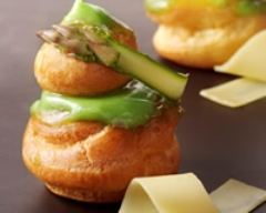 Mini religieuse au Gruyère, glaçage d’asperges vertes