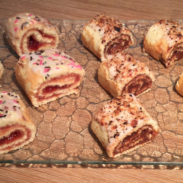 Mini-roulés praliné amandes et Mino-roulés fraises 