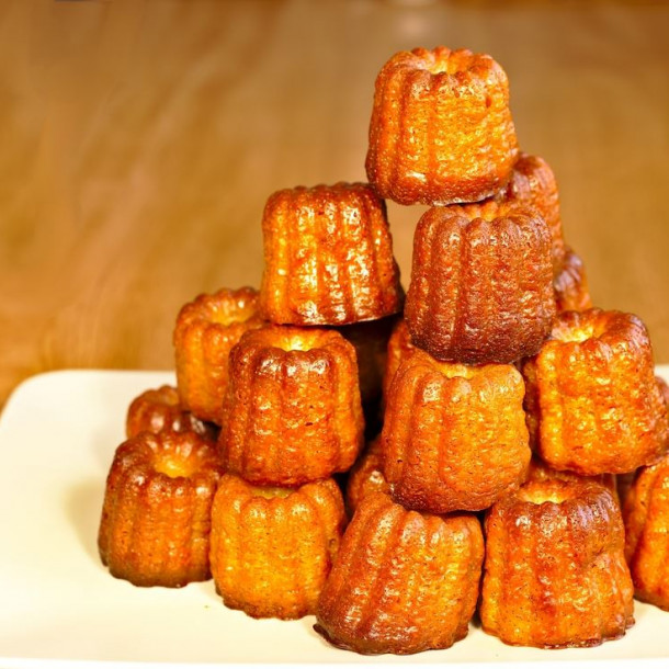 Minis-cannelés au chocolat blanc et framboises