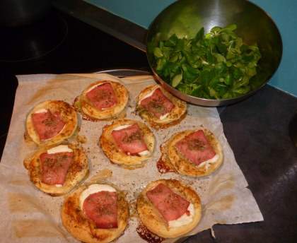 minis feuilletés chévre bacon miel 
