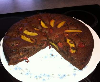 Moelleux au chocolat, pêches et fraises