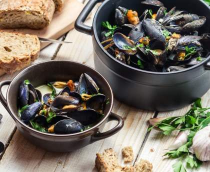 Moules à l'ail au basilic et à la crème