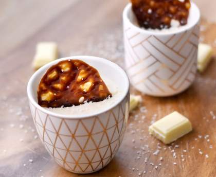 Mousse au chocolat blanc et tuiles carambar