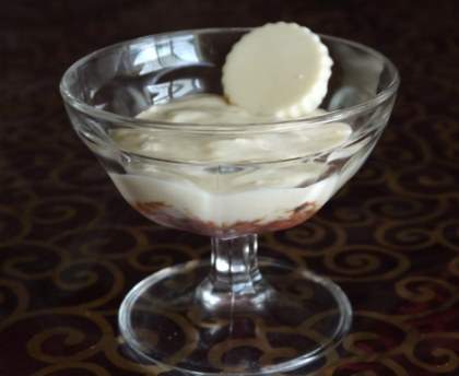 Mousse au chocolat blanc sur son fondant à la framboise