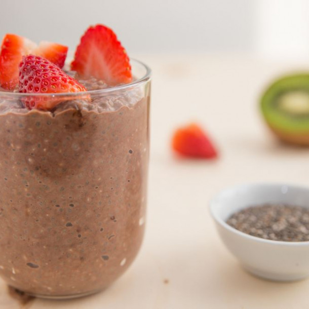 Mousse au chocolat et bonbons goût fraises