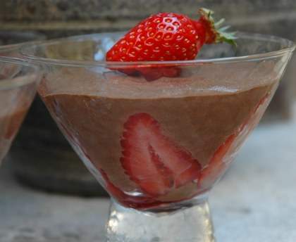 Mousse au chocolat sur lit de fraises