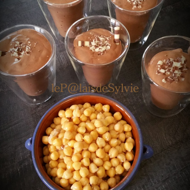 Mousse au chocolat vegan  à l'eau de pois chiche