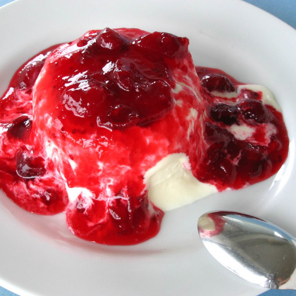 Mousse au citron, sauce aux canneberges