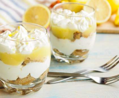 Mousse au citron sur un lit de biscuit