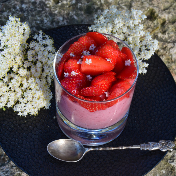 Mousse de fraises aux fleurs de sureau du jardin