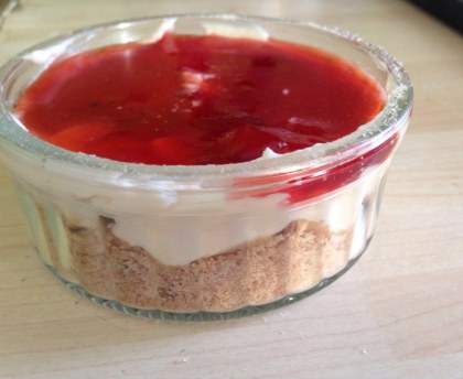 Mousse de vanille au coulis de framboises