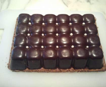 Mousses au chocolat et coulis de framboise en coque de chocolat