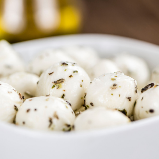 Mozzarella marinée au sésame et concombre